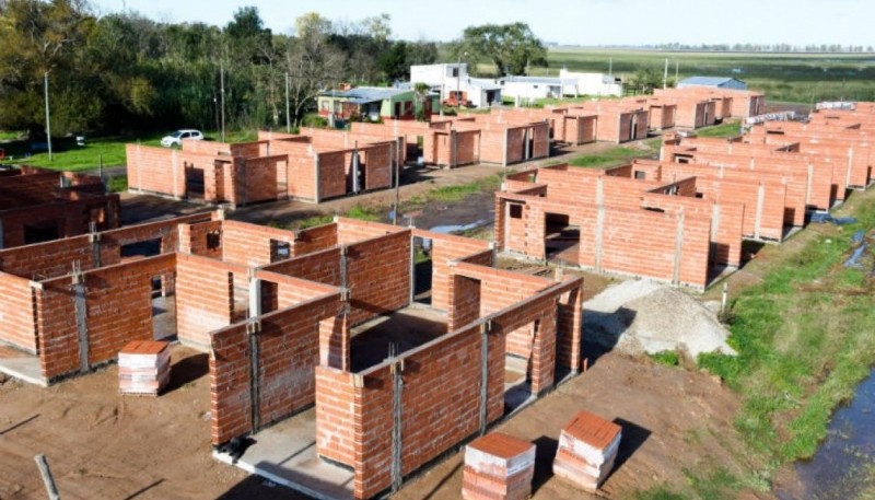 En Argentina, como en muchos otros países, el déficit habitacional está fuertemente arraigado tanto en áreas rurales como urbanas.