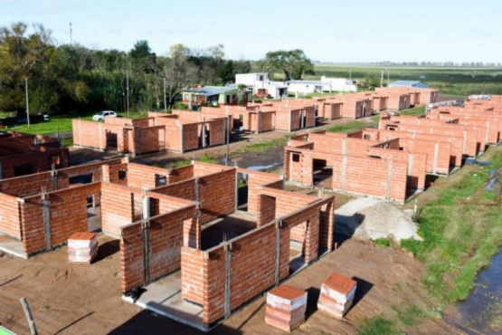 En Argentina, como en muchos otros países, el déficit habitacional está fuertemente arraigado tanto en áreas rurales como urbanas.