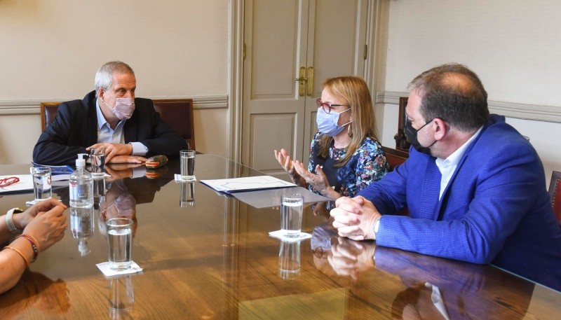 La gobernadora Alicia Kirchner y el ministro de Educación de la Nación, Jaime Perczyk.