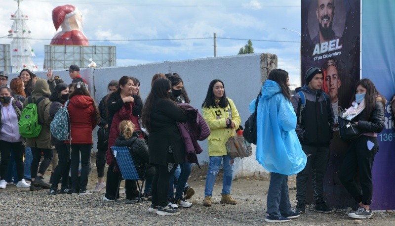 Fila para entrar al predio del Boxing Club.