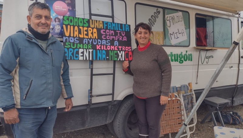 Para solventar los gastos del viaje, la pareja de cordobeses vende batidos y licuados, alfajores de maicena, trufas y miel pura de Córdoba