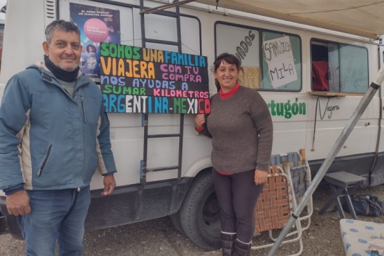 Para solventar los gastos del viaje, la pareja de cordobeses vende batidos y licuados, alfajores de maicena, trufas y miel pura de Córdoba