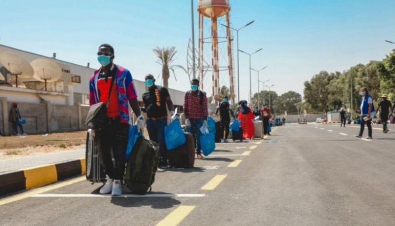 Migrantes en el aeropuerto de Trípoli preparándose para abordar el vuelo a casa. Agosto de 2020. (OI