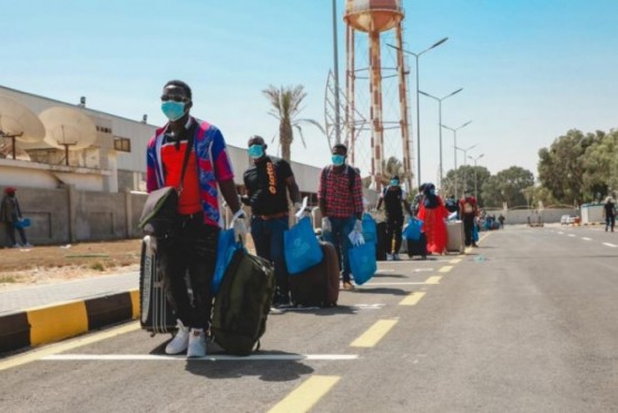 Migrantes en el aeropuerto de Trípoli preparándose para abordar el vuelo a casa. Agosto de 2020. (OI