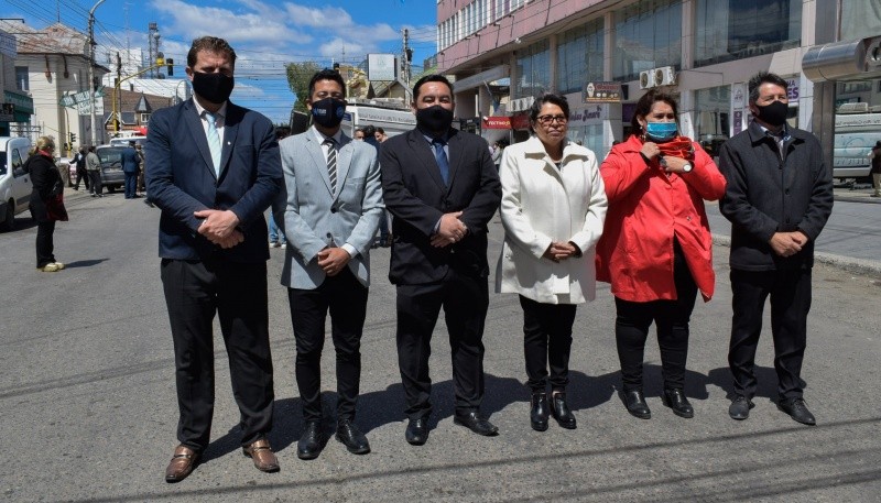 Los ediles presentes en el acto aniversario. 