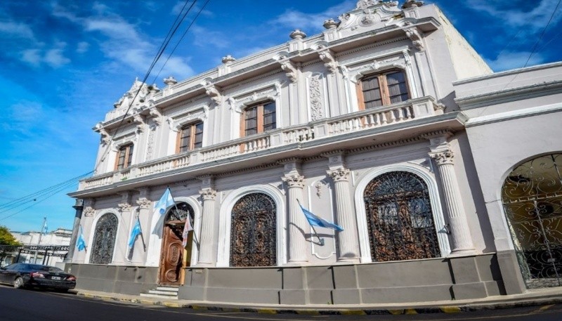 La Constitución de la Provincia de Corrientes consagra el derecho de sus Municipios a la autonomía y a dictar sus propias Cartas Orgánicas.