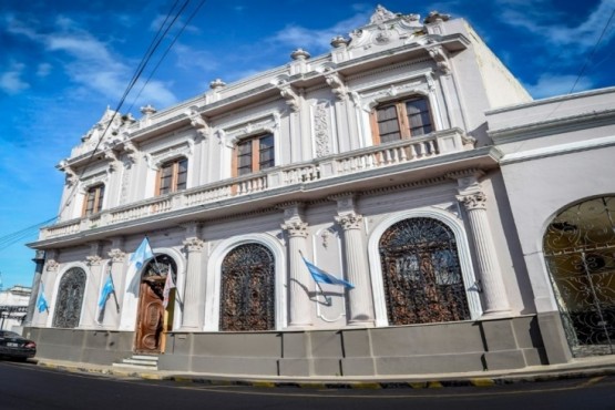 La Constitución de la Provincia de Corrientes consagra el derecho de sus Municipios a la autonomía y a dictar sus propias Cartas Orgánicas.