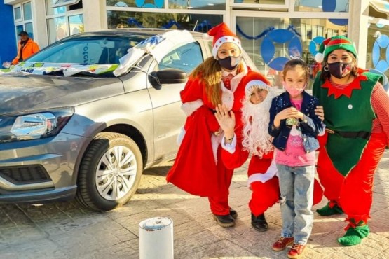Papá Noel hizo vibrar de felicidad a 100 familias en Río Gallegos y recibió cartitas