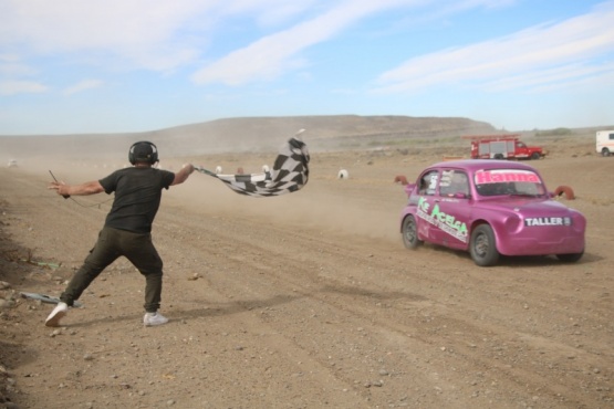  Mallada el primero en ver la bandera a cuadros en 800cc.