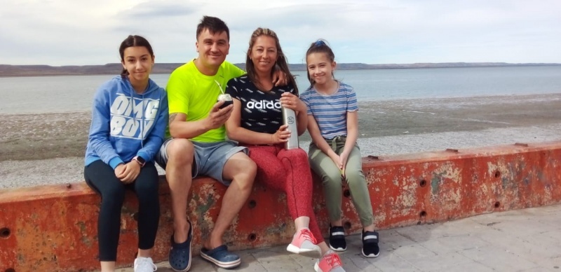 Familia en la costanera de Río Gallegos.