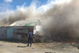 Tres viviendas se incendian en el Madres a la Lucha y quedan las mascotas atrapadas