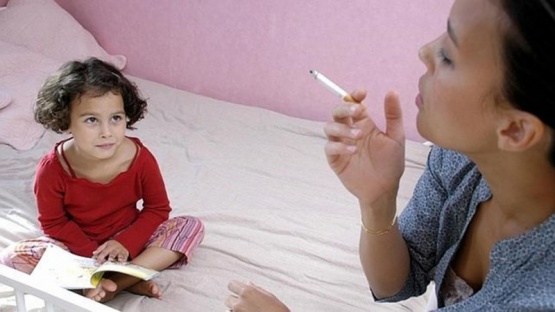 Los niños cuyos padres fuman tienen cuatro veces más probabilidades de empezar a fumar