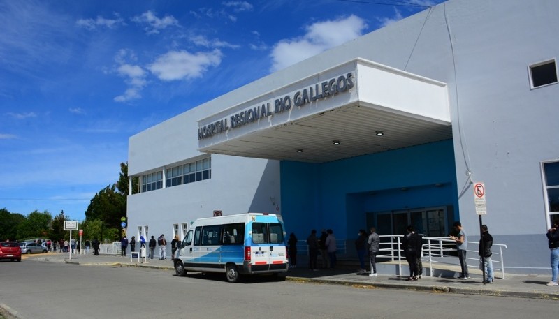 Fila para testeo en el Hospital de Río Gallegos (C.Robledo).