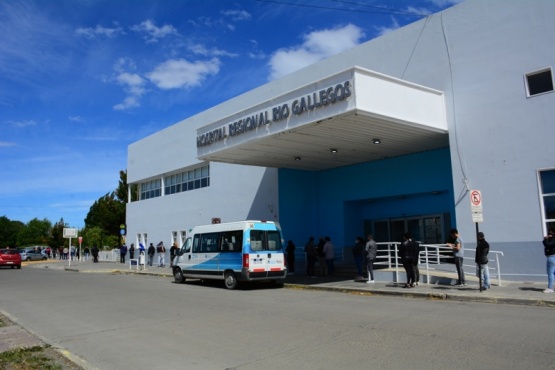 Fila para testeo en el Hospital de Río Gallegos (C.Robledo).