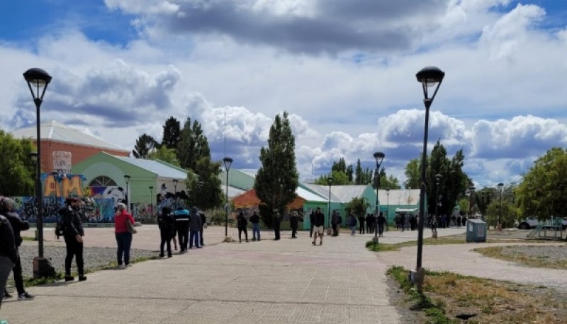 Larga fila para vacunarse en el Complejo Cultural. 