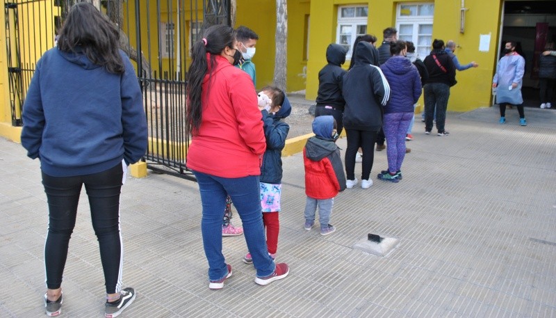 Largas filas para vacunarse afuera del Complejo Cultural. 