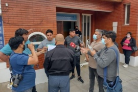 Familiares del interno fallecido en Caleta Olivia se manifestaron en la Comisaría