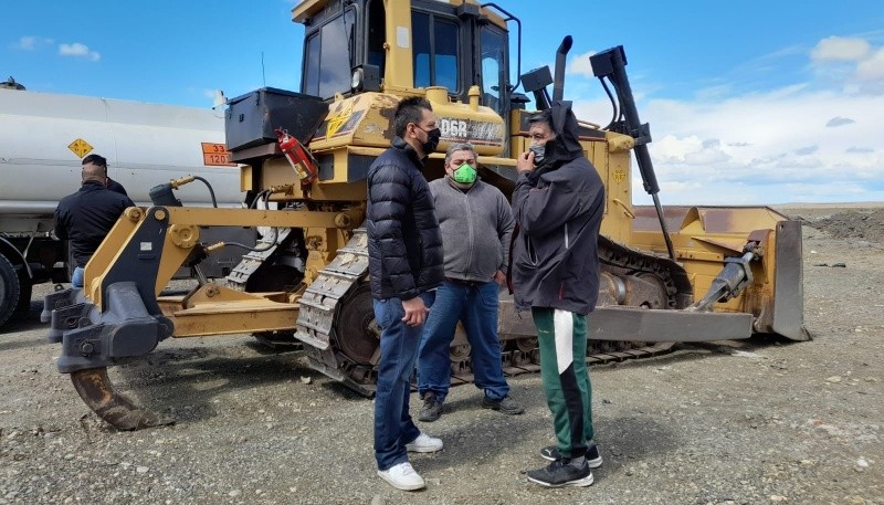 La topadora fue cedida al Municipio de Río Gallegos para trabajos de saneamiento en el Vaciadero local