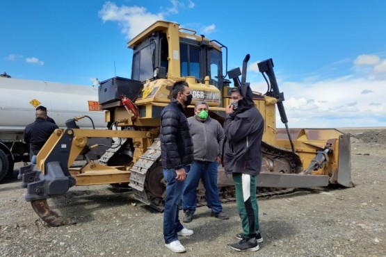 La topadora fue cedida al Municipio de Río Gallegos para trabajos de saneamiento en el Vaciadero local