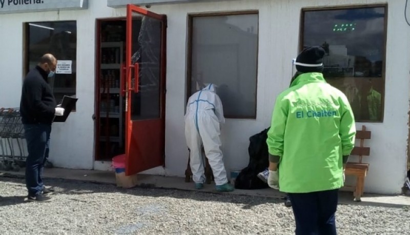 Controles en comercios de El Chaltén.