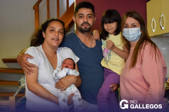 Claudia Picuntureo junto al primer bebé del año y su familia.