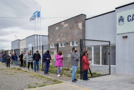 Largas filas para vacunarse en el Peliche.