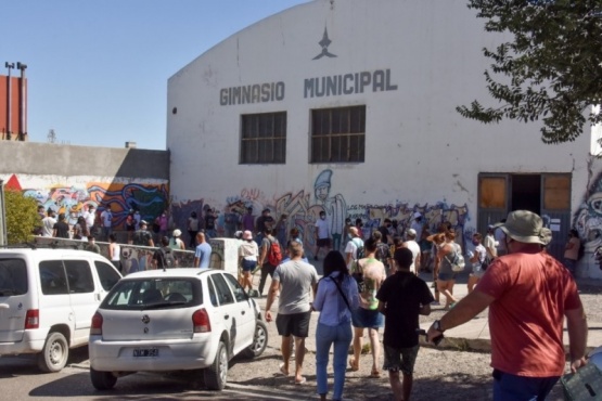 Largas filas se registraron entre las 16 y las 18 horas en el gimnasio N° 2 de Trelew.