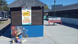 Muralistas realizan trabajos sobre el Paseo de Artesanos de Playa Unión