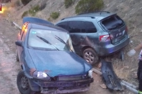 Un auto chocó en la ruta contra un vehículo estacionado: el saldo 4 personas lesionadas