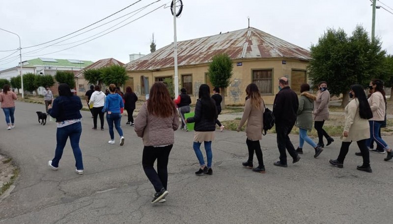 La familia caminó por las calles de Puerto Santa Cruz pidiendo justicia. (Foto: Ariel Aguirre)