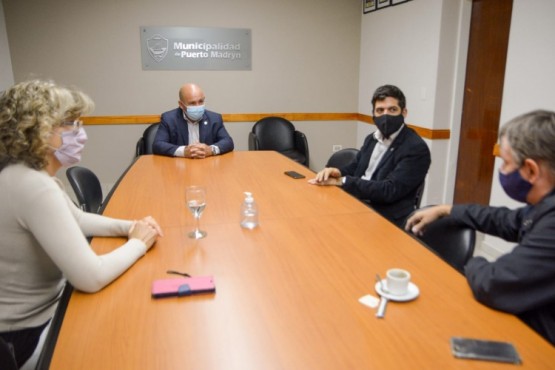 Gustavo Sastre junto a representantes de farmacias y farmacéuticos. 