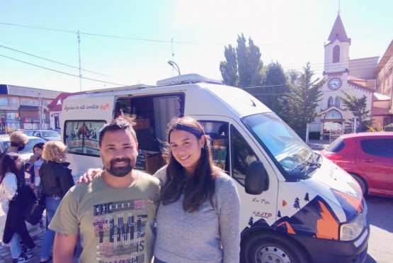 Jona y Caro junto a La Pipi frente a la Catedral de Río Gallegos. 