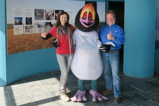 Scott Hecker, Director de Conservación de aves de International Conservation Fund of Canadá, y la bióloga Patricia González, junto a la mascota del Macá tobiano en el Centro de Interpretación “Estuario del río Gallegos”. (Foto archivo)