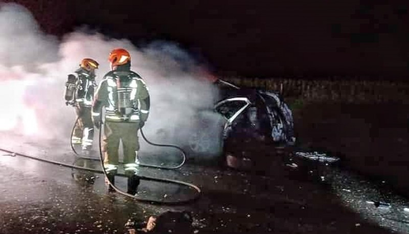 El rodado de la familia se incendió tras el choque.