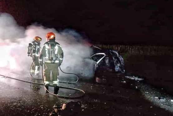 El rodado de la familia se incendió tras el choque.