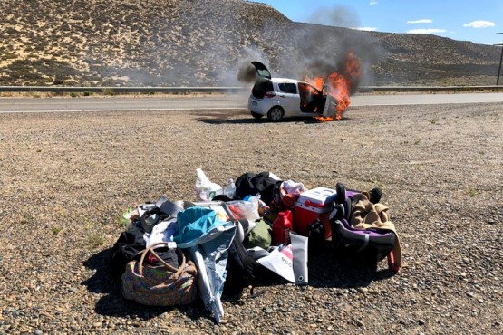 El fuego inició en la zona del motor del rodado.