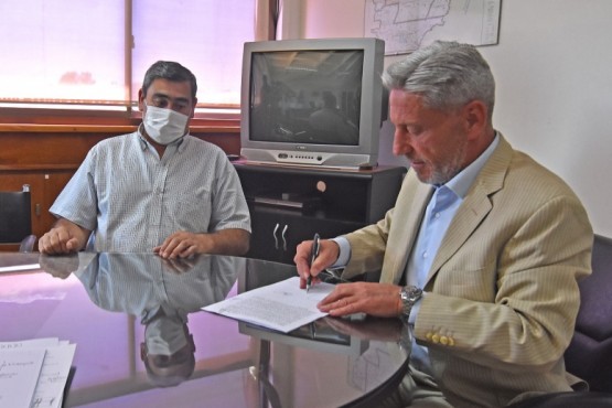 Arcioni firmó convenio para la construcción de viviendas en Paso del Sapo