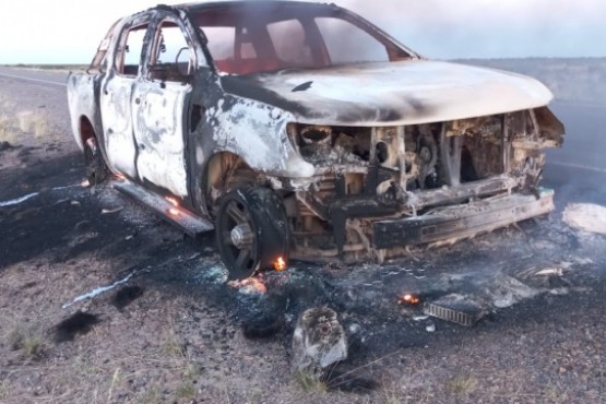 El auto sufrió daños totales por el incendio del motor. 