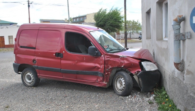 El Citroën tras el impacto terminó estrellado en la pared. (Foto: J.C.C.)