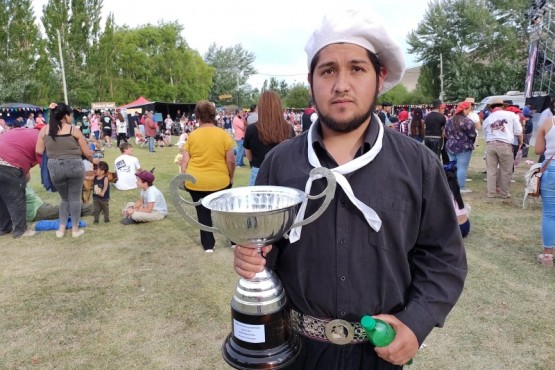 Carlos Alvarado con su premio.