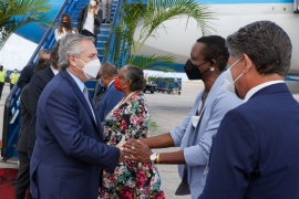 Alberto Fernández llegó a Barbados y mañana se reúne con la primera ministra