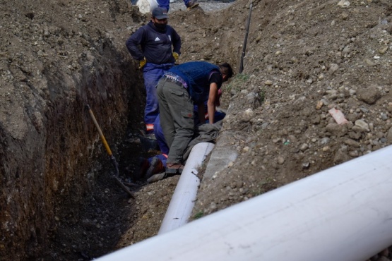 Trabajadores municipales recambiando pluviales.