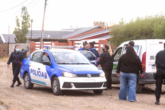 La policía continúa detenida por varios delitos.