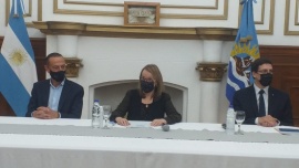 Casa de Gobierno:  firmaron contrato para terminar tramo Caleta-Comodoro