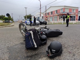 Un motociclista llevado al Hospital tras fuerte choque contra camioneta