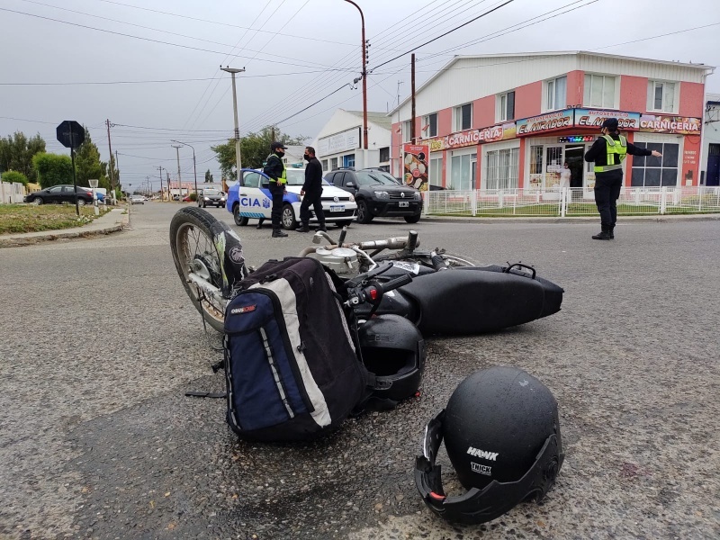 El motociclista fue llevado al Hospital. (C.G)