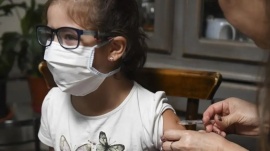 Contradictorio: Padres con tres dosis de la vacuna, que no quieren vacunar a sus hijos