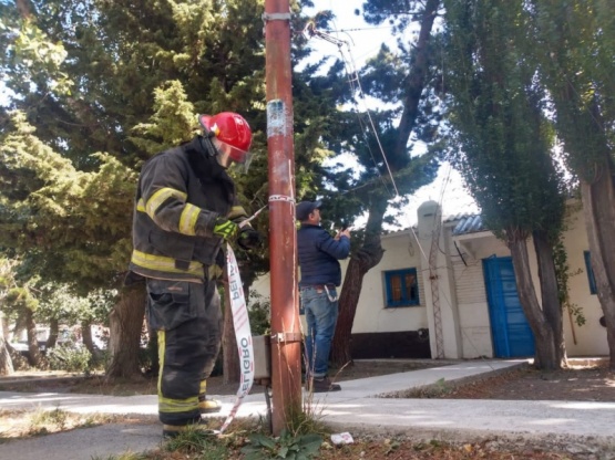 Bomberos trabajando en la institución educativa. 