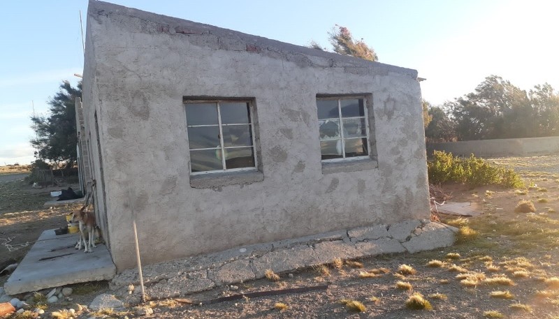 La casa se encuentra construida en una estancia abandonada.