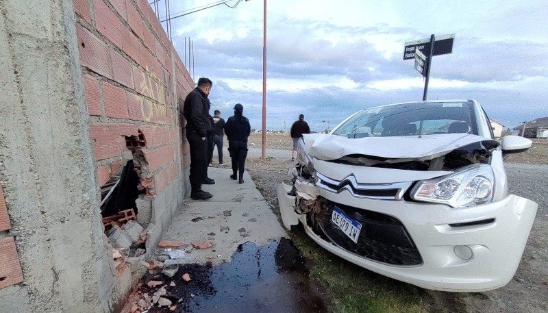 El auto terminó con importantes daños en el frente. (Foto: C.G.)